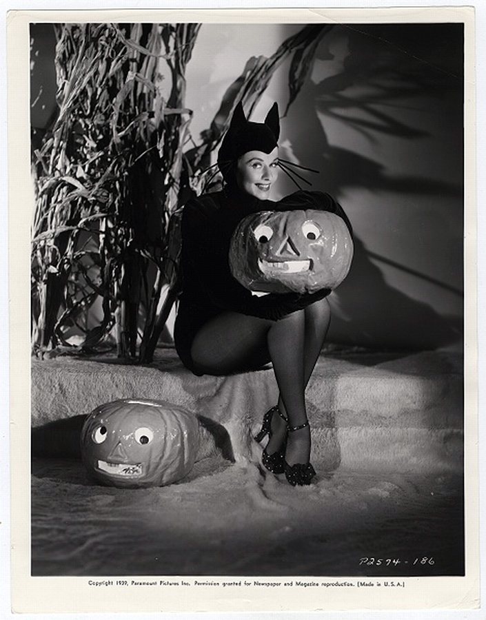 Paulette Goddard Miss Halloween 1939 (01).JPG